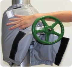 Removable insulation cover on a valve